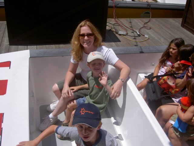 gettingonthetourboat.jpg